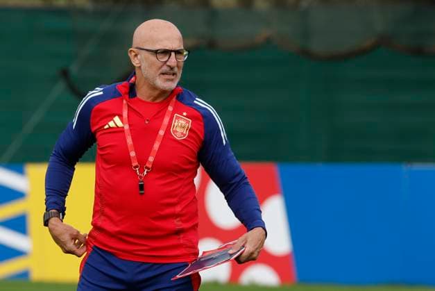 Spanish National soccer team s head coach Luis de la Fuente leads a team s training session on the eve of UEFA EURO, EM, Europameisterschaft,Fussball 2024 final game against England in the town of Donaueschingen, Germany, 13 July 2024. Spanish National soccer team training session on the eve of UEFA Euro 2024 final game against England !ACHTUNG: NUR REDAKTIONELLE NUTZUNG!  Copyright: xJ.J.xGuillenx GRAF6579 20240713-55014138879_1