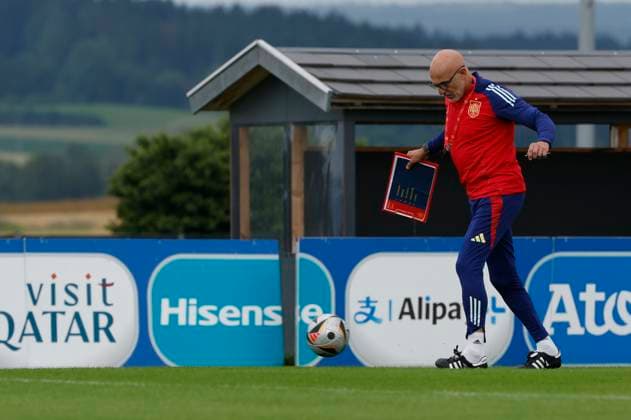 Spanish National soccer team s head coach Luis de la Fuente leads a team s training session on the eve of UEFA EURO, EM, Europameisterschaft,Fussball 2024 final game against England in the town of Donaueschingen, Germany, 13 July 2024. Spanish National soccer team training session on the eve of UEFA Euro 2024 final game against England !ACHTUNG: NUR REDAKTIONELLE NUTZUNG!  Copyright: xJ.J.xGuillenx GRAF6567 20240713-55014138881_1