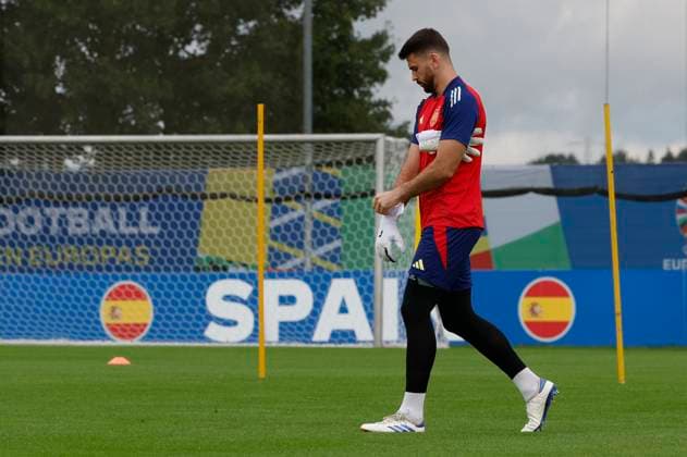 Spanish National soccer team s goalkeeper Unai Simon attend a team s training session on the eve of UEFA EURO, EM, Europameisterschaft,Fussball 2024 final game against England in the town of Donaueschingen, Germany, 13 July 2024. Spanish National soccer team training session on the eve of UEFA Euro 2024 final game against England !ACHTUNG: NUR REDAKTIONELLE NUTZUNG!  Copyright: xJ.J.xGuillenx GRAF6565 20240713-55014138895_1