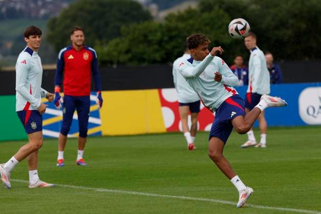 Spanish National soccer team s forward Lamine Yamal (R) controls the ball during a team s training session on the eve of UEFA EURO, EM, Europameisterschaft,Fussball 2024 final game against England in the town of Donaueschingen, Germany, 13 July 2024. Spanish National soccer team training session on the eve of UEFA Euro 2024 final game against England !ACHTUNG: NUR REDAKTIONELLE NUTZUNG!  Copyright: xJ.J.xGuillenx GRAF6597 20240713-55014138903_1