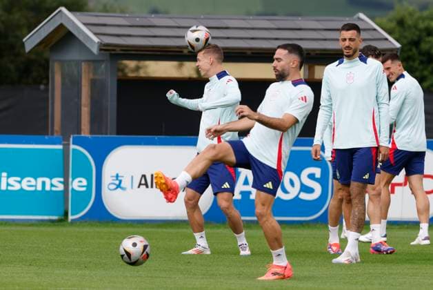 (L-R) Spanish National soccer team s Dani Olmo, Dani Carvajal and Joselu Mato attend a team s training session on the eve of UEFA EURO, EM, Europameisterschaft,Fussball 2024 final game against England in the town of Donaueschingen, Germany, 13 July 2024. Spanish National soccer team training session on the eve of UEFA Euro 2024 final game against England !ACHTUNG: NUR REDAKTIONELLE NUTZUNG!  Copyright: xJ.J.xGuillenx GRAF6598 20240713-55014138911_1