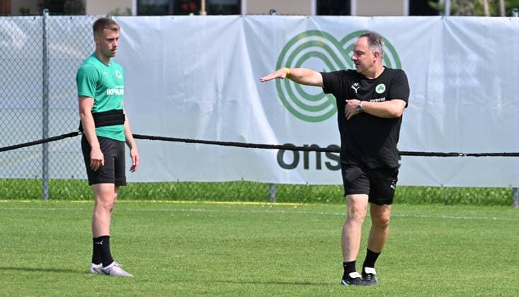 Sport Bilder des Tages 13.07.2024 - Fussball - 2. Bundesliga - Saison 2024 2025 - SpVgg Greuther Fürth Fuerth - Trainingslager Bad Häring - - xwoxzix - Gian Luca Gian-Luca Itter (27, SpVgg Greuther Fürth ) Alexander Zorniger ( Trainer SpVgg Greuther Fürth ) *** 13 07 2024 Soccer 2 Bundesliga Season 2024 2025 SpVgg Greuther Fürth Fuerth Training Camp Bad Häring xwoxzix Gian Luca Gian Luca Itter 27, SpVgg Greuther Fürth Alexander Zorniger Coach SpVgg Greuther Fürth