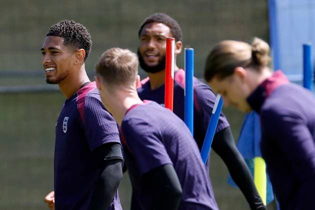 English player Jude Bellingham (L) attends a English National Soccer Team s training session on the eve of UEFA EURO, EM, Europameisterschaft,Fussball 2024 s final game against Spain in Blankenhain, Germany, 13 July 2024. English National Soccer Team trains ahead of UEFA Euro 2024 s final game against Spain !ACHTUNG: NUR REDAKTIONELLE NUTZUNG!  Copyright: xAlbertoxEstevezx GRAF6698 20240713-55014140386_1