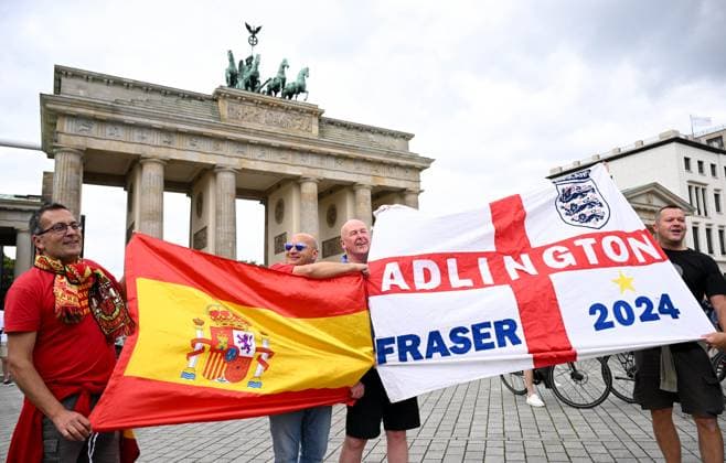 Germany Soccer Euro 2024 Fans 8728402 13.07.2024 Spain s and England s fans pose for a photo in the square at the Brandenburg Gate ahead of the UEFA EURO, EM, Europameisterschaft,Fussball 2024 final soccer match between Spain and England, in Berlin, Germany. Alexey Filippov Sputnik Berlin Germany  Copyright: xAlexeyxFilippovx