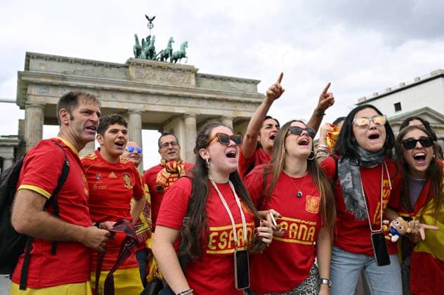 Germany Soccer Euro 2024 Fans 8728401 13.07.2024 Spain s fans cheer in the square at the Brandenburg Gate ahead of the UEFA EURO, EM, Europameisterschaft,Fussball 2024 final soccer match between Spain and England, in Berlin, Germany. Alexey Filippov Sputnik Berlin Germany  Copyright: xAlexeyxFilippovx
