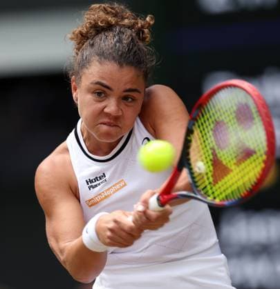 (240713) -- LONDON, July 13, 2024 -- Jasmine Paolini hits a return during the women s singles final between Barbora Krejcikova of Czech Republic and Jasmine Paolini of Italy at Wimbledon tennis Championship in London, Britain, July 13, 2024. ) (SP)BRITAIN-LONDON-TENNIS-WIMBLEDON--WOMEN S SINGLES-FINAL LixYing 