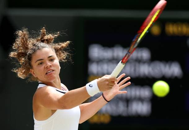 (240713) -- LONDON, July 13, 2024 -- Jasmine Paolini hits a return during the women s singles final between Barbora Krejcikova of Czech Republic and Jasmine Paolini of Italy at Wimbledon tennis Championship in London, Britain, July 13, 2024. ) (SP)BRITAIN-LONDON-TENNIS-WIMBLEDON--WOMEN S SINGLES-FINAL LixYing 