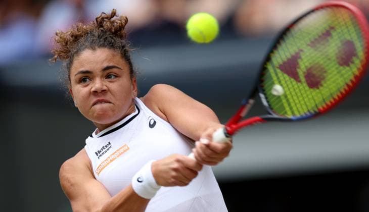 (240713) -- LONDON, July 13, 2024 -- Jasmine Paolini hits a return during the women s singles final between Barbora Krejcikova of Czech Republic and Jasmine Paolini of Italy at Wimbledon tennis Championship in London, Britain, July 13, 2024. ) (SP)BRITAIN-LONDON-TENNIS-WIMBLEDON--WOMEN S SINGLES-FINAL LixYing 