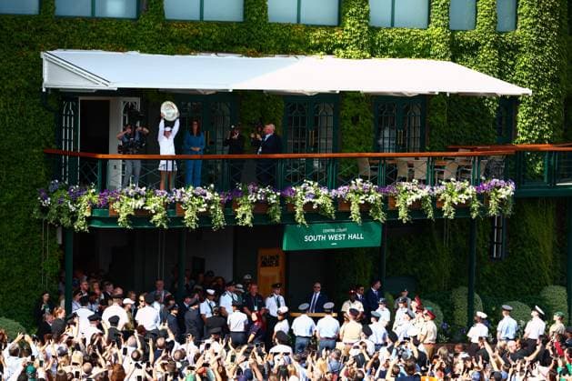 Sport Bilder des Tages Barbora Krejcikova lifts the Venus Rosewater Dish on the balcony of the South West Hall after victory in the Ladies Singles Final Wimbledon Tennis Championships, Day 13, The All England Lawn Tennis and Croquet Club, London, UK - 13 Jul 2024  Copyright: xJamesxMarsh Shutterstockx 14584808bz