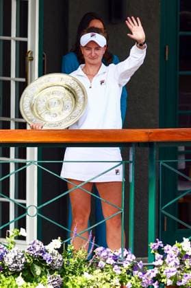 Barbora Krejcikova lifts the Venus Rosewater Dish on the balcony of the South West Hall after victory in the Ladies Singles Final Wimbledon Tennis Championships, Day 13, The All England Lawn Tennis and Croquet Club, London, UK - 13 Jul 2024  Copyright: xJamesxMarsh Shutterstockx 14584808cc