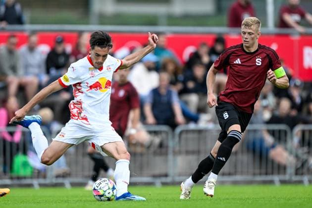 SOCCER - RBS vs Prag, test match SANKT JOHANN,AUSTRIA,13.JUL.24 - SOCCER - ADMIRAL Bundesliga, Chance Liga, Red Bull Salzburg vs AC Sparta Praha, test match. Image shows Roko Simic (RBS) and Filip Panak (Prag).  GEPAxpictures xDanielxSchoenherr