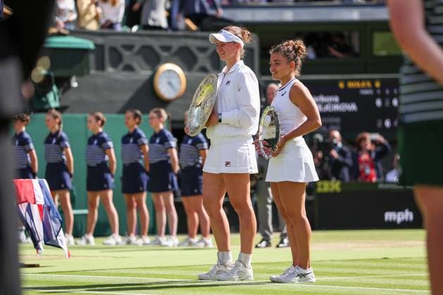 Barbora Krejcikova lifts the Venus Rosewater Dish after victory in the Ladies Singles Final against Jasmine Paolini Wimbledon Tennis Championships, Day 13, The All England Lawn Tennis and Croquet Club, London, UK - 13 Jul 2024  Copyright: xEllaxLing Shutterstockx 14584811bz