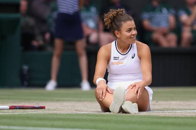 Jasmine Paolini ITA sits on the grass, final, final match Copyright: xJuergenxHasenkopfx