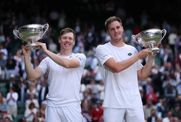 Bilder des Jahres 2024, Sport 07 Juli Sport Themen der Woche KW28 Sport Bilder des Tages Henry Patten of Great Britain and Harri Heliovaara of Finland celebrate with the Mens Doubles Trophies Wimbledon Tennis Championships, Day 13, The All England Lawn Tennis and Croquet Club, London, UK - 13 Jul 2024  Copyright: xEllaxLing Shutterstockx 14584811ch