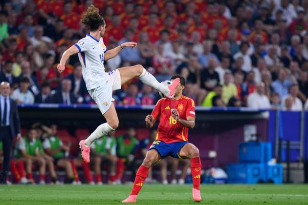 090724 KAI SCHWOERER Adrien Rabiot of France and Rodri of Spain (L-R) compete for the ball during the UEFA EURO, EM, Europameisterschaft,Fussball 2024 semi-final match between Spain and France at Munich Football Arena on July 9, 2024 in Munich, Germany. 090724-CPL-ESPvFRA-170