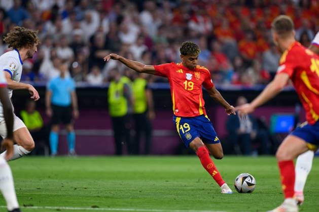 090724 KAI SCHWOERER Lamine Yamal of Spain shoots to score the 1-1 goal during the UEFA EURO, EM, Europameisterschaft,Fussball 2024 semi-final match between Spain and France at Munich Football Arena on July 9, 2024 in Munich, Germany. 090724-CPL-ESPvFRA-173