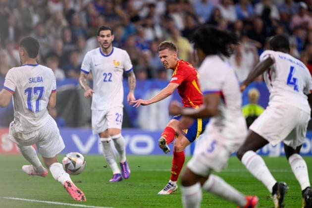 090724 KAI SCHWOERER Theo Hernandez of France looks on as Dani Olmo of Spain shoots to score the 2-1 goal during the UEFA EURO, EM, Europameisterschaft,Fussball 2024 semi-final match between Spain and France at Munich Football Arena on July 9, 2024 in Munich, Germany. 090724-CPL-ESPvFRA-180