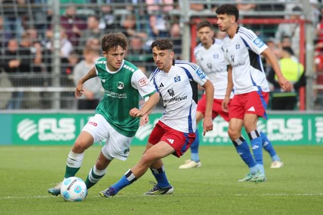 Sport Themen der Woche KW28 Sport Bilder des Tages Lübeck, Deutschland 13. Juli 2024: Testspiel - 2024 2025 - VfB Lübeck vs. Hamburger SV Im Bild: v. li. im Zweikampf Jorik Wulff (VfB Lübeck) und Bilal Yalcinkaya (Hamburger SV) Stadion an der Lohmühle Schleswig-Holstein *** Lübeck, Germany 13 July 2024 Test match 2024 2025 VfB Lübeck vs Hamburger SV In the picture from left in the duel Jorik Wulff VfB Lübeck and Bilal Yalcinkaya Hamburger SV Stadion an der Lohmühle Schleswig Holstein Copyright: xFotostandx xVanxderxVeldenx