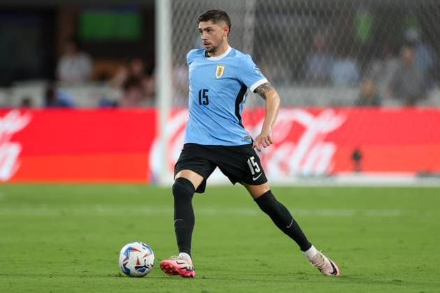 July 13, 2024, Charlotte, North Carolina, U.S: Uruguay midfielder FEDERICO VALVERDE (15) sets up a play during the first half of the CONMEBOL Copa America match between Uruguay and Canada at Bank of America Stadium in Charlotte, NC on July 13, 2024. Charlotte U.S - ZUMAk149 20240713_zsp_k149_025 Copyright: xCoryxKnowltonx