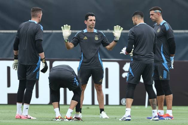 Argentina s goalkeeping coach Hugo Tocalli C talks with goalies Emiliano Martinez R , Franco Armani L and Geronimo Rulli 2nd R during a training session ahead the match against Colombia for the Copa America USA 2024 final match, at Florida International University FIU , Miami, on July 13, 2024 MIAMI UNITED STATES Copyright: xALEJANDROxPAGNIx