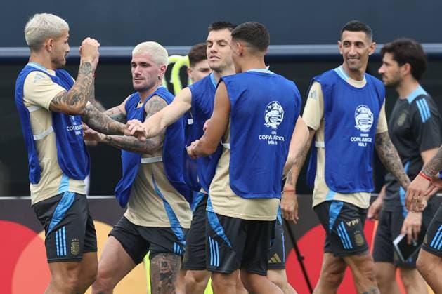 Argentina™s fotballers joke with midfielder Leandro Paredes L during a training session ahead the match against Colombia for the Copa America USA 2024 final match, at Florida International University FIU , Miami, on July 13, 2024 MIAMI UNITED STATES Copyright: xALEJANDROxPAGNIx