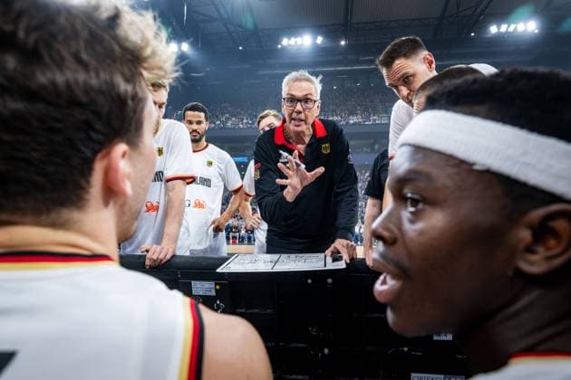 Bilder des Jahres 2024, Sport 07 Juli Sport Themen der Woche KW28 Sport Bilder des Tages Basketball Hamburg 13.07.2024 Vorbereitung Auf Olympia Paris 2024 Testspiel DBB Länderspiel Deutschland (GER) - Niederlande (NED) Gordon Herbert (Deutschland, Bundestrainer) Franz Wagner (Deutschland, No.09) Dennis Schröder Schroeder (Deutschland, No.17) Schröder Schroder und andere *** Basketball Hamburg 13 07 2024 Preparation for the Olympics Paris 2024 Test match DBB international match Germany GER Netherlands NED Gordon Herbert Germany, national coach Franz Wagner Germany, No 09 Dennis Schröder Schroeder Germany, No 17 Schröder Schroder and others