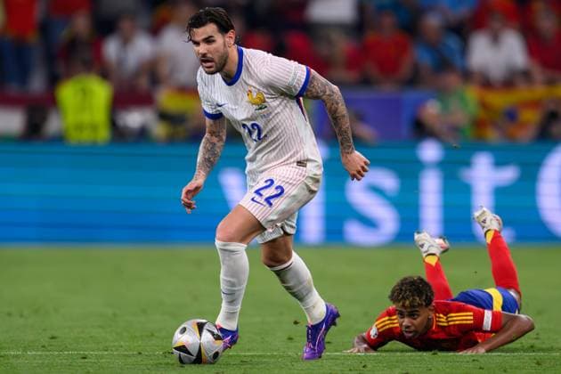 090724 KAI SCHWOERER Lamine Yamal of Spain looks on as Theo Hernandez of France controls the ball during the UEFA EURO, EM, Europameisterschaft,Fussball 2024 semi-final match between Spain and France at Munich Football Arena on July 9, 2024 in Munich, Germany. 090724-CPL-ESPvFRA-200
