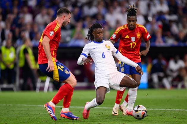 090724 KAI SCHWOERER Aymeric Laporte of Spain, Eduardo Camavinga of France and Nico Williams of Spain (L-R) compete for the ball during the UEFA EURO, EM, Europameisterschaft,Fussball 2024 semi-final match between Spain and France at Munich Football Arena on July 9, 2024 in Munich, Germany. 090724-CPL-ESPvFRA-213