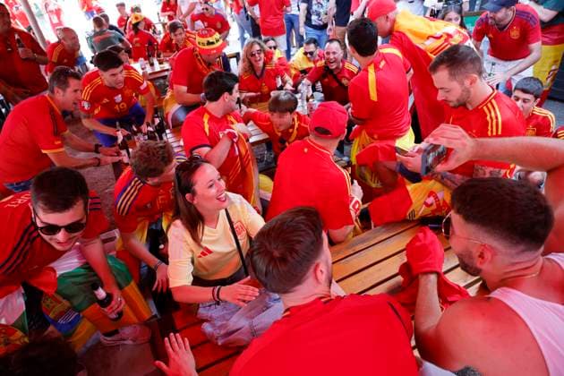 Spanish fans meet before the Euro 2024 final that will be held tonight between the Spanish and English national football teams in Berlin, Germany, 14 July 2024. Euro 2024 Final. Spain - England !ACHTUNG: NUR REDAKTIONELLE NUTZUNG!  Copyright: xAlbertoxEstevezx GRAF7122 20240714-55014147252_1