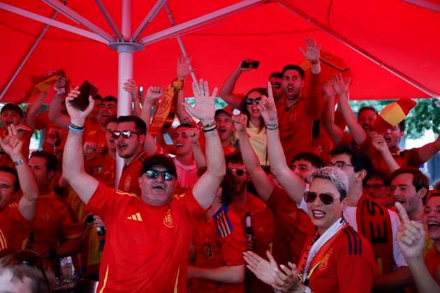 Spanish fans meet before the Euro 2024 final that will be held tonight between the Spanish and English national football teams in Berlin, Germany, 14 July 2024. Euro 2024 Final. Spain - England !ACHTUNG: NUR REDAKTIONELLE NUTZUNG!  Copyright: xAlbertoxEstevezx GRAF7118 20240714-55014147253_1