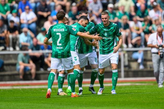 GER, FSP FC Verden 04 vs SV Werder Bremen 14 07 2024, Stadion am Ring, Verden, GER, FSP FC Verden 04 vs SV Werder Bremen im Bild Jubel Torschuetze 0 1 Oliver Burke Werder Bremen 15 Marvin Ducksch SV Werder Bremen 07 Olivier Deman Werder Bremen 02 Anthony Jung Werder Bremen 03 nordphotoxGmbH nph00001