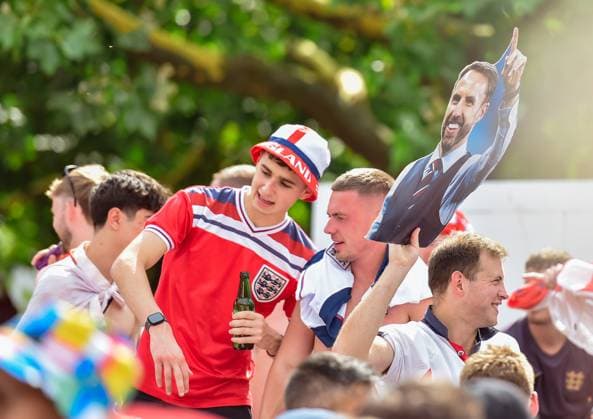 Football, European Championship 2024 English fans on Breitscheidplatz 14 06 2024, xdanx, Football, European Championship 2024 English fans on Breitscheidplatz , v l Cheers from the English fans Berlin Breitscheid Platz Berlin Germany EN Copyright: xDanielxLakomskix