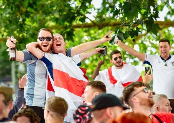 Football, European Championship 2024 English fans on Breitscheidplatz 14 06 2024, xdanx, Football, European Championship 2024 English fans on Breitscheidplatz , v l Cheers from the English fans Berlin Breitscheid Platz Berlin Germany EN Copyright: xDanielxLakomskix