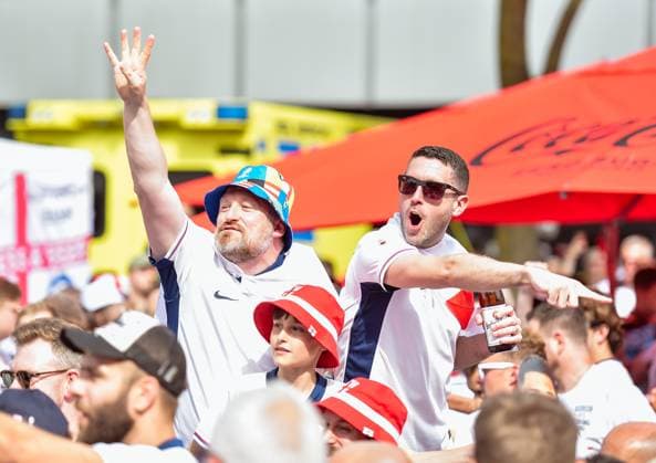 Football, European Championship 2024 English fans on Breitscheidplatz 14 06 2024, xdanx, Football, European Championship 2024 English fans on Breitscheidplatz , v l Cheers from the English fans Berlin Breitscheid Platz Berlin Germany EN Copyright: xDanielxLakomskix