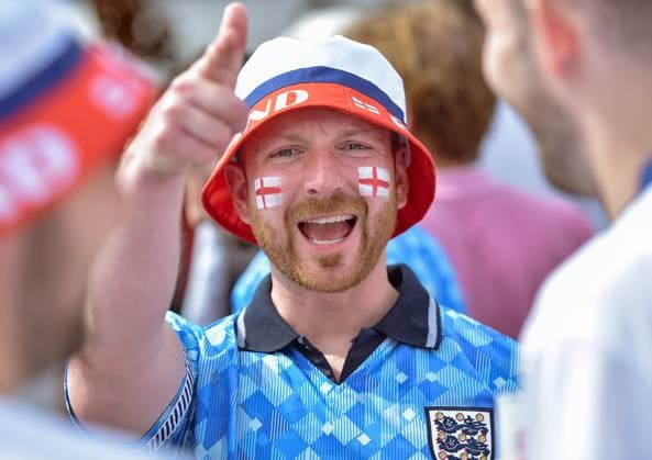 Football, European Championship 2024 English fans on Breitscheidplatz 14 06 2024, xdanx, Football, European Championship 2024 English fans on Breitscheidplatz , v l Cheers from the English fans Berlin Breitscheid Platz Berlin Germany EN Copyright: xDanielxLakomskix