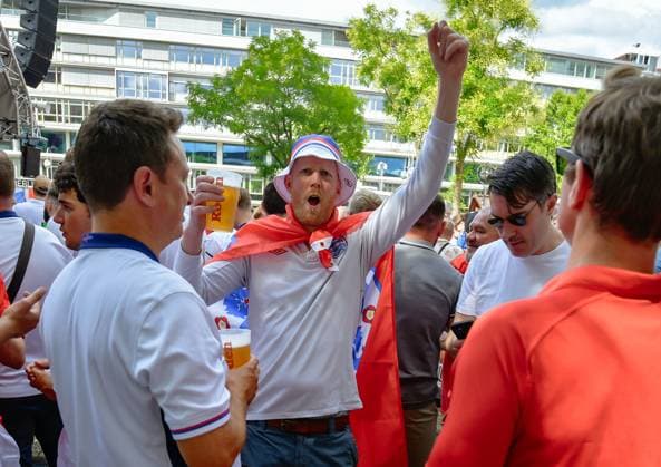 Football, European Championship 2024 English fans on Breitscheidplatz 14 06 2024, xdanx, Football, European Championship 2024 English fans on Breitscheidplatz , v l Cheers from the English fans Berlin Breitscheid Platz Berlin Germany EN Copyright: xDanielxLakomskix