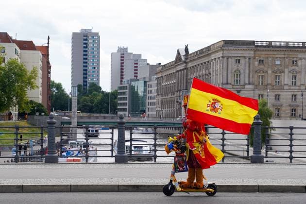 Berlin, Germany, July 14th 2024: Fan of Spain riding a bike on a bridge in Berlin citty center prior the UEFA EURO, EM, Europameisterschaft,Fussball 2024 Germany Final football match between Spain and England at Olympiastadion in Berlin, Germany. (Daniela Porcelli SPP)  Copyright: xDanielaxPorcellix xSPPx spp-en-DaPoSp-20240714-DP307664