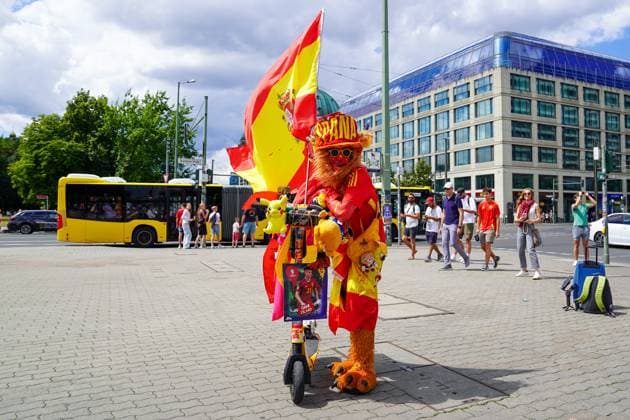 Berlin, Germany, July 14th 2024: Fan of Spain posing for a photo in Berlin city center prior to the UEFA EURO, EM, Europameisterschaft,Fussball 2024 Germany Final football match between Spain and England at Olympiastadion in Berlin, Germany. (Daniela Porcelli SPP)  Copyright: xDanielaxPorcellix xSPPx spp-en-DaPoSp-20240714-DP307678