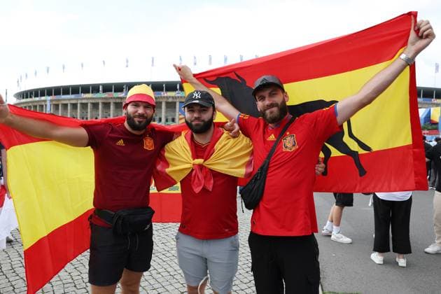 Berlin, Germany, 14th July 2024. Spanish fans arrive prior to the UEFA European Championships final match at Olympiastadion, Berlin. Picture: Paul Terry Sportimage EDITORIAL USE ONLY. No use with unauthorised audio, video, data, fixture lists, club league logos or live services. Online in-match use limited to 120 images, no video emulation. No use in betting, games or single club league player publications. SPI-3227-0008