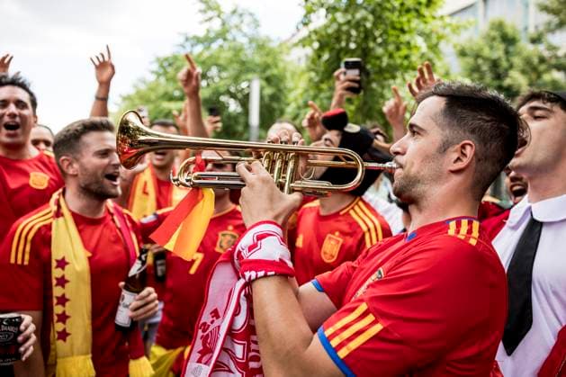 Football fans take the streets of Berlin ahaed of UEFA EURO, EM, Europameisterschaft,Fussball 2024 final Berlin, Germany. 14th, July 2024. Football fans of Spain take the streets of Berlin in celebration before the UEFA Euro 2024 final between Spain and England at Olympiastadion in Berlin. Berlin Germany  Copyright: xGonzalesxPhoto LassexLagonix
