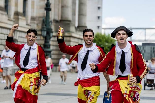 Football fans take the streets of Berlin ahaed of UEFA EURO, EM, Europameisterschaft,Fussball 2024 final Berlin, Germany. 14th, July 2024. Football fans of Spain take the streets of Berlin in celebration before the UEFA Euro 2024 final between Spain and England at Olympiastadion in Berlin. Berlin Germany  Copyright: xGonzalesxPhoto LassexLagonix