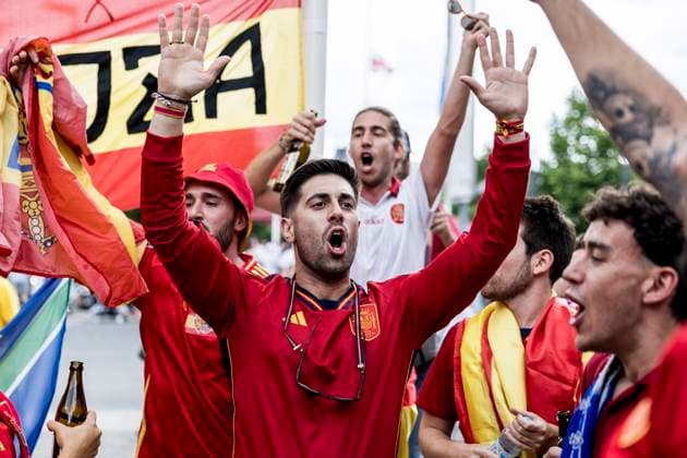 Football fans take the streets of Berlin ahaed of UEFA EURO, EM, Europameisterschaft,Fussball 2024 final Berlin, Germany. 14th, July 2024. Football fans of Spain take the streets of Berlin in celebration before the UEFA Euro 2024 final between Spain and England at Olympiastadion in Berlin. Berlin Germany  Copyright: xGonzalesxPhoto LassexLagonix