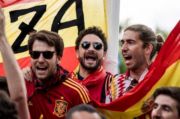 Football fans take the streets of Berlin ahaed of UEFA EURO, EM, Europameisterschaft,Fussball 2024 final Berlin, Germany. 14th, July 2024. Football fans of Spain take the streets of Berlin in celebration before the UEFA Euro 2024 final between Spain and England at Olympiastadion in Berlin. Berlin Germany  Copyright: xGonzalesxPhoto LassexLagonix