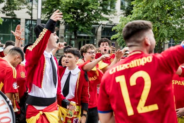 Football fans take the streets of Berlin ahaed of UEFA EURO, EM, Europameisterschaft,Fussball 2024 final Berlin, Germany. 14th, July 2024. Football fans of Spain take the streets of Berlin in celebration before the UEFA Euro 2024 final between Spain and England at Olympiastadion in Berlin. Berlin Germany  Copyright: xGonzalesxPhoto LassexLagonix