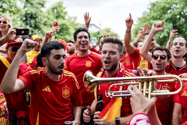 Football fans take the streets of Berlin ahaed of UEFA EURO, EM, Europameisterschaft,Fussball 2024 final Berlin, Germany. 14th, July 2024. Football fans of Spain take the streets of Berlin in celebration before the UEFA Euro 2024 final between Spain and England at Olympiastadion in Berlin. Berlin Germany  Copyright: xGonzalesxPhoto LassexLagonix