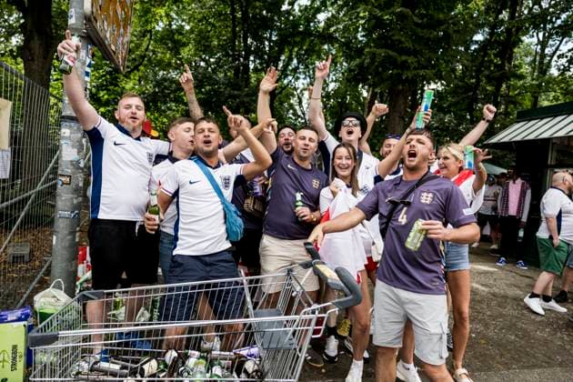 Football fans take the streets of Berlin ahaed of UEFA EURO, EM, Europameisterschaft,Fussball 2024 final Berlin, Germany. 14th, July 2024. Football fans of England take the streets of Berlin in celebration before the UEFA Euro 2024 final between Spain and England at Olympiastadion in Berlin. Berlin Germany  Copyright: xGonzalesxPhoto LassexLagonix