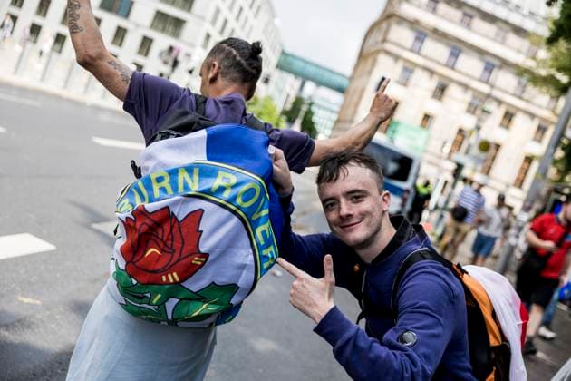 Football fans take the streets of Berlin ahaed of UEFA EURO, EM, Europameisterschaft,Fussball 2024 final Berlin, Germany. 14th, July 2024. Football fans of England take the streets of Berlin in celebration before the UEFA Euro 2024 final between Spain and England at Olympiastadion in Berlin. Berlin Germany  Copyright: xGonzalesxPhoto LassexLagonix