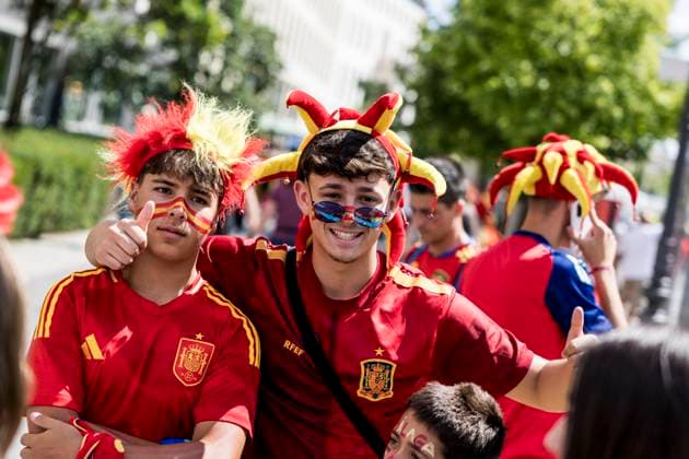 Football fans take the streets of Berlin ahaed of UEFA EURO, EM, Europameisterschaft,Fussball 2024 final Berlin, Germany. 14th, July 2024. Football fans of Spain take the streets of Berlin in celebration before the UEFA Euro 2024 final between Spain and England at Olympiastadion in Berlin. Berlin Germany  Copyright: xGonzalesxPhoto LassexLagonix