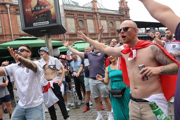 14 07 2024, Berlin Germany Impressions of the final day of the European Football Championship, European Championship in Berlin, the English celebrate at Hackescher Markt
