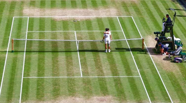 Sport Bilder des Tages Carlos Alcaraz celebrates victory in the Gentlemen s Singles final against Novak Djokovic Wimbledon Tennis Championships, Day 14, The All England Lawn Tennis and Croquet Club, London, UK - 14 Jul 2024  Copyright: xJamesxMarsh Shutterstockx 14584815ed
